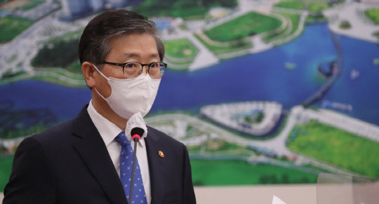 변창흠(사진) 국토교통부 장관이 22일 국회에서 열린 국토교통위원회 전체회의에서 업무보고를 하고 있다. <연합뉴스>